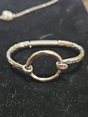 Grace & Heart Silver Circle Link Hammered Bangle Bracelet